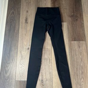 Black Lululemon under wonder legging